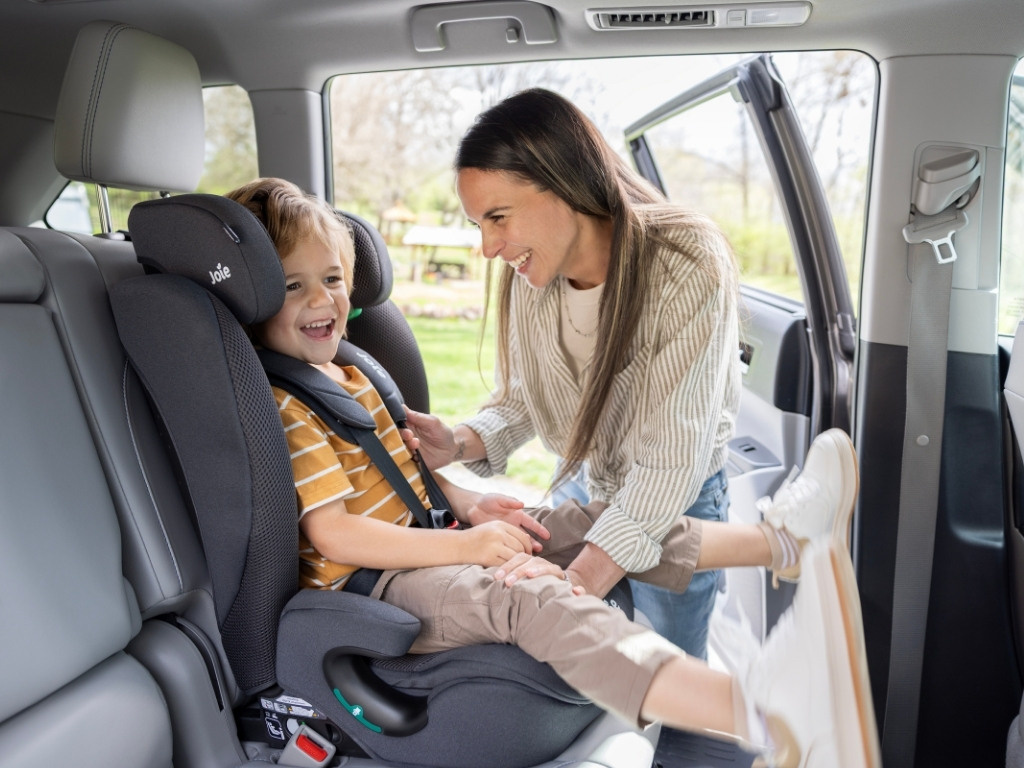 Autosedačka Joie i-Irvana Max v aute s 5-bodovým bezpečnostným pásom